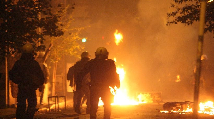Επιθέσεις με μολότοφ εναντίον αστυνομικών το βράδυ στα Εξάρχεια